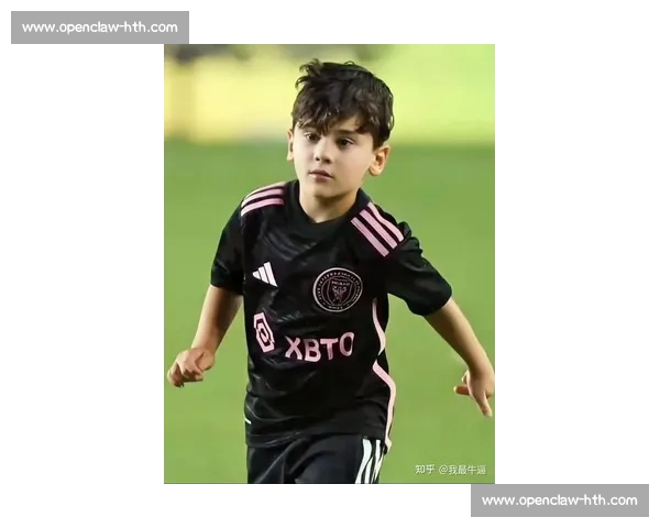 梅西萌娃力荐发带造型！长发飘逸成赛场新焦点